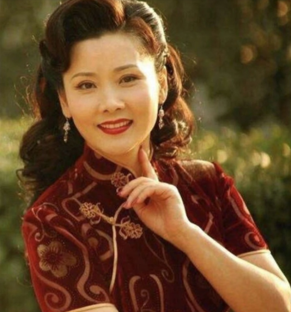 《大宅門》播出20年，男二63歲依然吃香，有人成“姨太太專業戶”