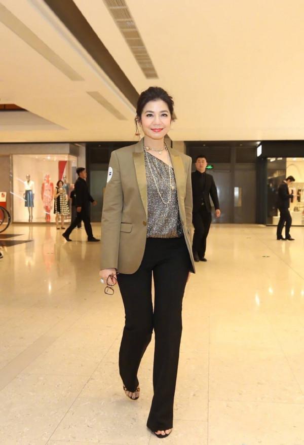 鐘楚紅新年第一天爬山，穿運動服配黑褲子，落落大方氣質優雅