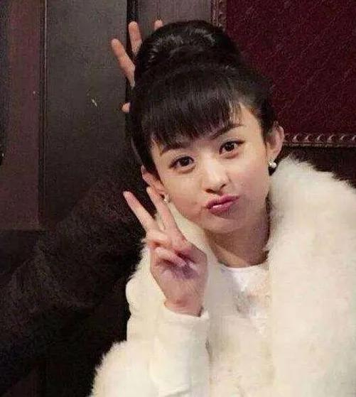 趙麗穎有一張娃娃臉，嘟嘟嘴的時候太卡哇伊了，太萌了愛死了