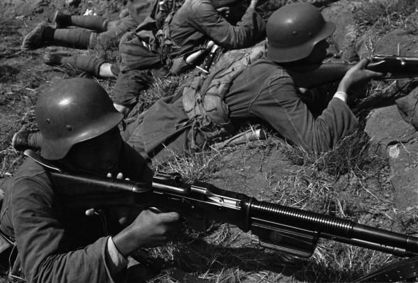 美國教官和遠征軍營長比試槍法，結果把手槍輸給了營長