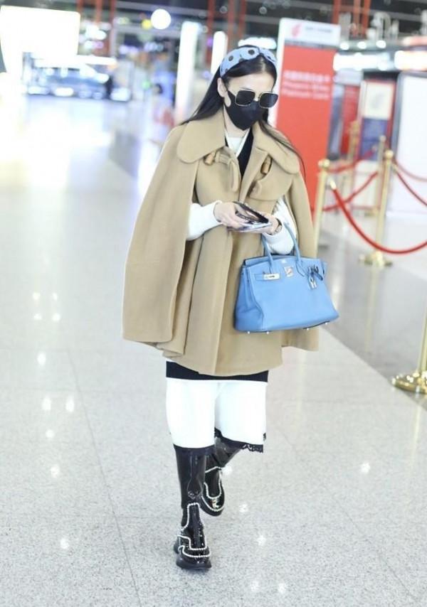 黃聖依身材挺好,可也架不住“亂穿衣”,斗篷大衣配魚尾裙太混搭 黃聖依身材挺好,可也架不住“亂穿衣”,斗篷大衣配魚尾裙太混搭