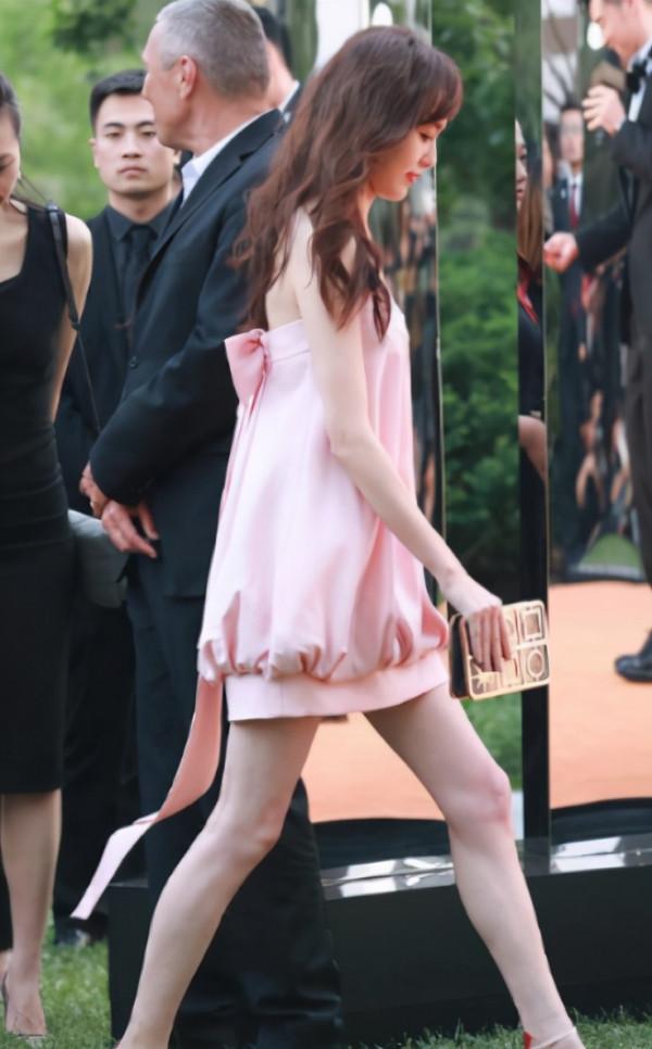 唐嫣穿著“恨天高”穿行草地,一踩一個坑,她的鞋跟究竟有多高? 唐嫣穿著“恨天高”穿行草地,一踩一個坑,她的鞋跟究竟有多高?