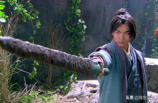 楊過得玄鐵劍後自詡天下無敵，若在《天龍》時代，只堪比三流高手