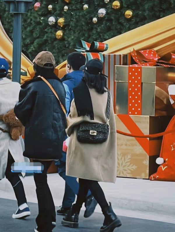 楊冪張大大一起出遊！她穿皮夾克扎麻花辮，比小11歲的宋祖兒還嫩