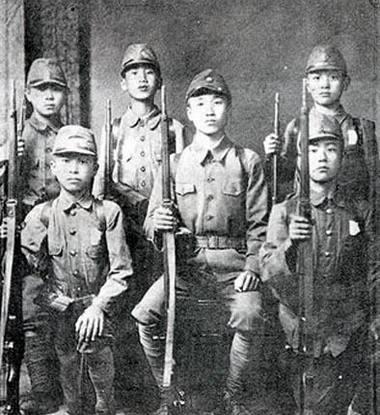 得知被圍的鬼子要自焚，楊成武果斷下令：快衝進去，再晚搶不到了