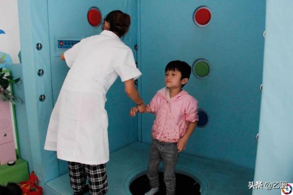 女童出生時腸子露在外面,醫生將其救活,未料幾個月後又遭重擊 女童出生時腸子露在外面,醫生將其救活,未料幾個月後又遭重擊