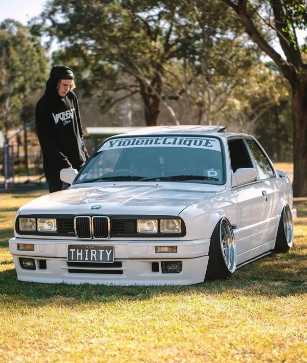 方燈的寶馬E30見過嗎？老3系低趴姿態改裝