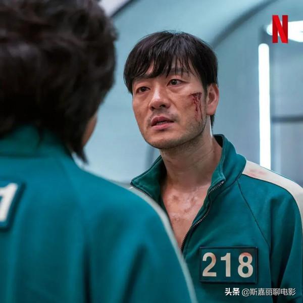 一集死了245人，還有8.1分，3萬人想看。《魷魚遊戲》太懂人性