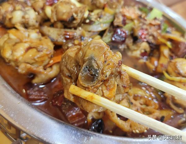 吹著空調吃鍋仔,肥腸燉雞,再配一碗冰粉,神仙享受 吹著空調吃鍋仔,肥腸燉雞,再配一碗冰粉,神仙享受