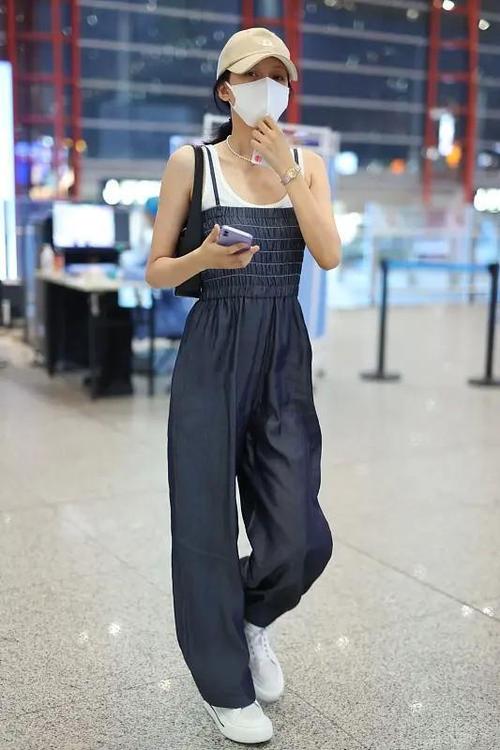 張小裴穿搭​吊帶褲氣質拿捏很到位，怎麼穿扣 方法很簡單