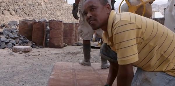 非洲天才手藝人,用汽油桶建房子,幾個小時就建好一棟“小別墅” 非洲天才手藝人,用汽油桶建房子,幾個小時就建好一棟“小別墅”