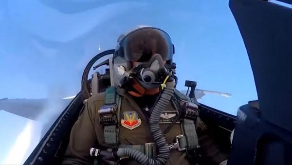 假如在飛行過程中，飛機雷達突然失靈，飛行員該如何做到安全降落