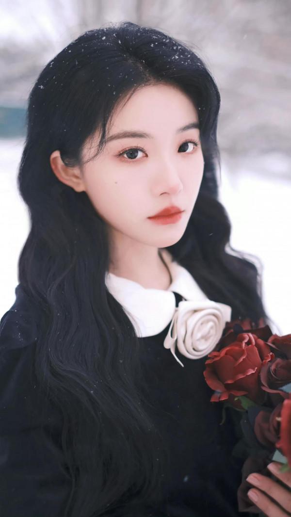 喻言最新玫瑰雪景大片 手拿玫瑰置身純白雪景，傳遞冬日浪漫
