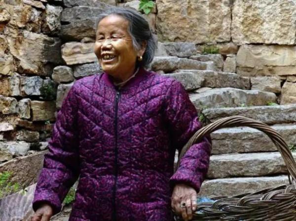 親子女不管養女辛勤伺候，老人卻將養女告上法庭，養女說母親真好