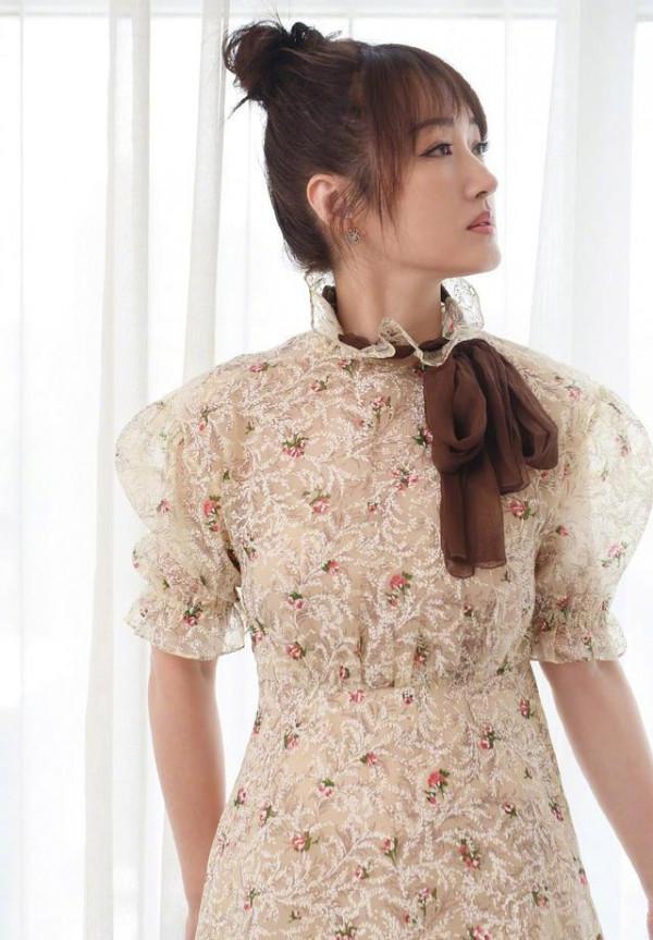 楊鈺瑩不是裝嫩是真嫩!一襲碎花裙甜美可人,配丸子頭哪像有48歲 楊鈺瑩不是裝嫩是真嫩!一襲碎花裙甜美可人,配丸子頭哪像有48歲