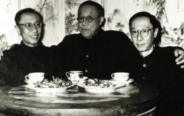 1962年,毛澤東請皇帝溥儀吃飯,席間說:你可是我以前的頂頭上司 1962年,毛澤東請皇帝溥儀吃飯,席間說:你可是我以前的頂頭上司