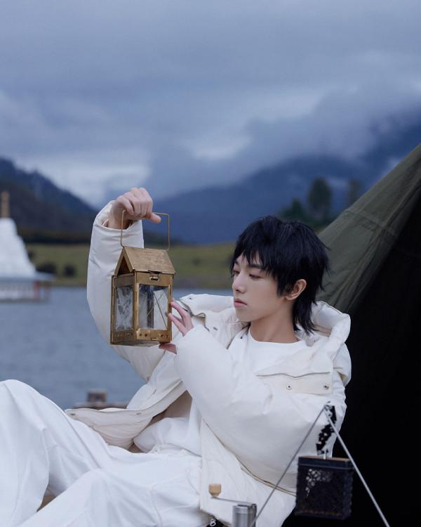 華晨宇山野雲海間自由漫步 純粹白色勾勒溫柔氣質