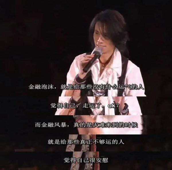 火到讓人願意在垃圾桶旁排隊，黃子華為何有資格成“香港男神”？