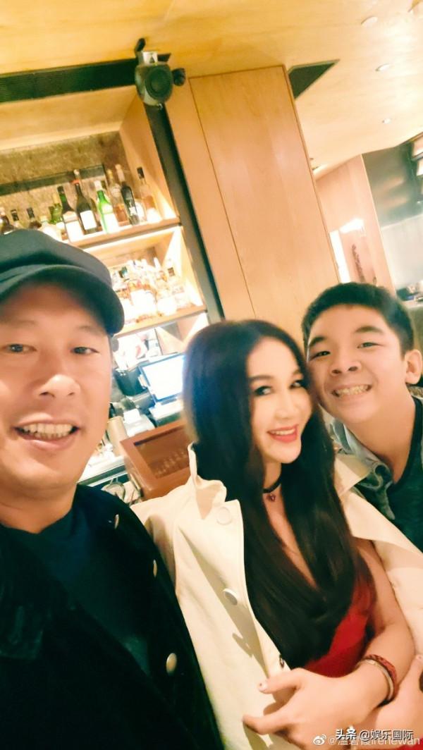 溫碧霞曬一家三口合照 開心慶祝聖誕節