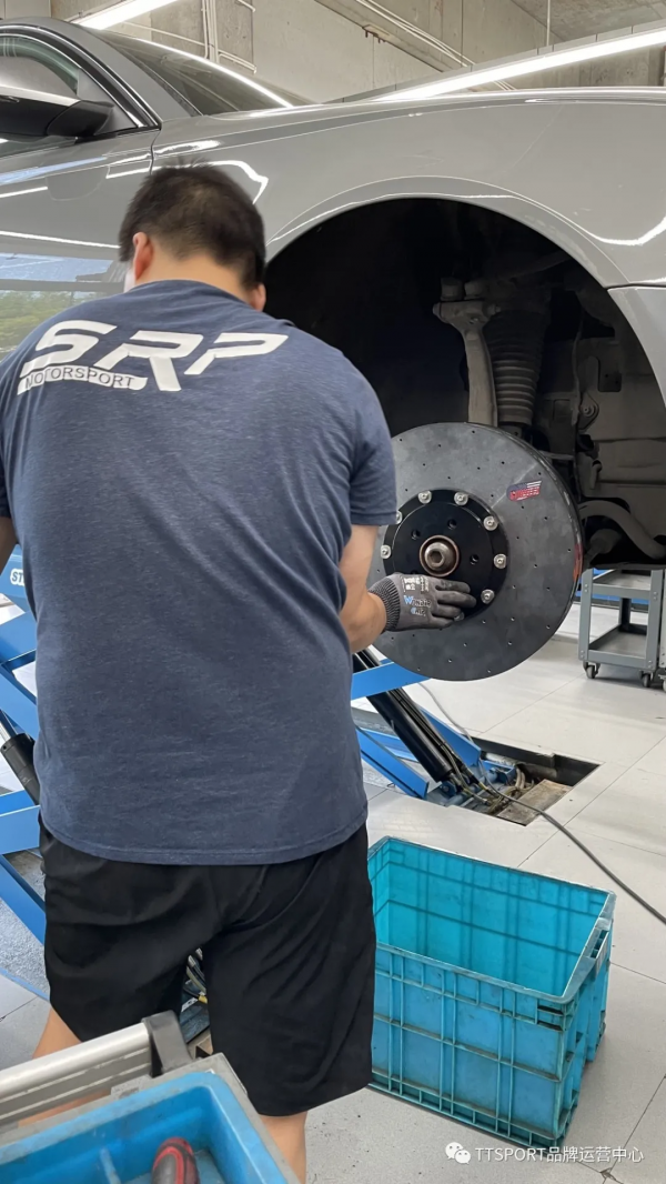 改裝案例 | 奧迪RS6升級前十後四陶瓷剎車套裝 改裝案例 | 奧迪RS6升級前十後四陶瓷剎車套裝