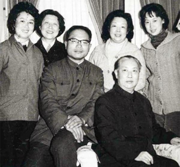 京劇青衣謝虹雯，一嫁英年早逝楊寶森，44歲二嫁張君秋相伴終生