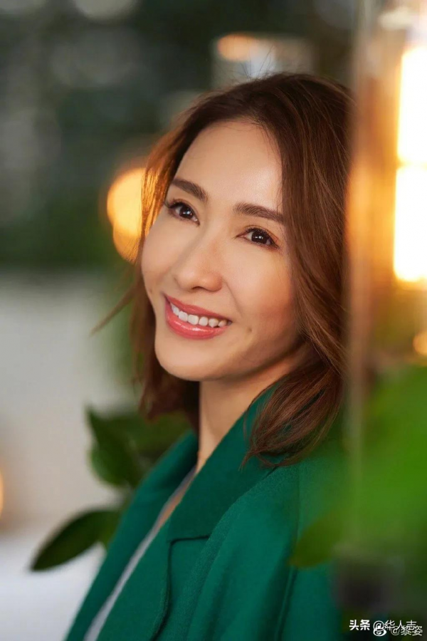 “最美趙敏”：為救弟弟嫁給殘障富豪，如今50歲美豔依舊