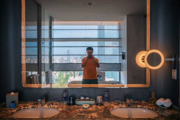 住進愛馬仕橙的房間，躺在高空看海景