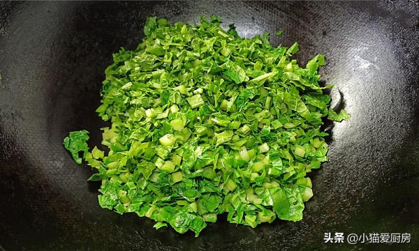 這道好吃刮油的&OpenCurlyDoubleQuote;爆炒大青菜&rdquo;，口味清香爽口，是不錯的下飯菜