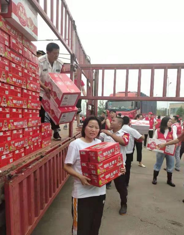 被質疑落魄街頭賣葡萄的“草帽姐”徐桂花,打了多少人的臉? 被質疑落魄街頭賣葡萄的“草帽姐”徐桂花,打了多少人的臉?