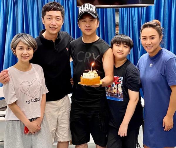 50歲港星全家移民英國後陷入困難！租不到房子，子女找不到學校