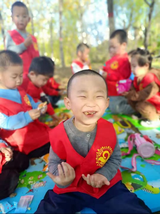 「培育和踐行社會主義核心價值觀」寬城第二幼兒園開展我帶文明同行徒步秋遊活動