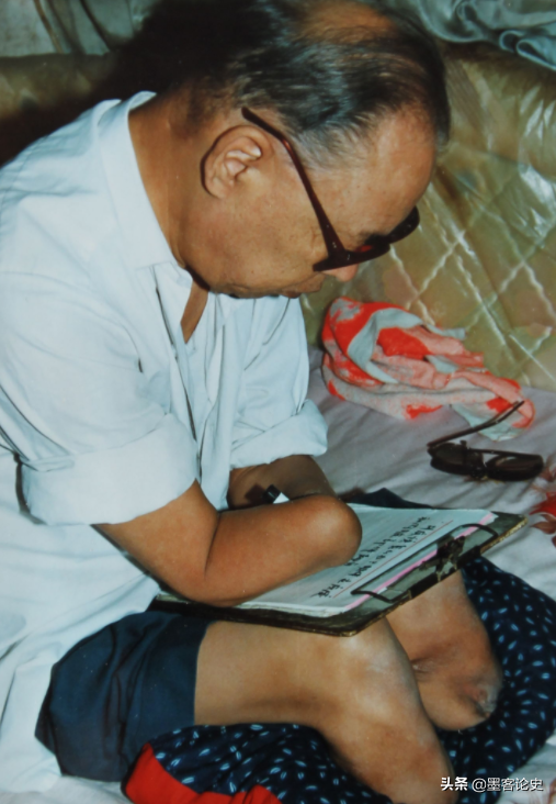 長津湖倖存者之一朱彥夫,曾在93天經歷47次手術,被譽為“活死人” 長津湖倖存者之一朱彥夫,曾在93天經歷47次手術,被譽為“活死人”