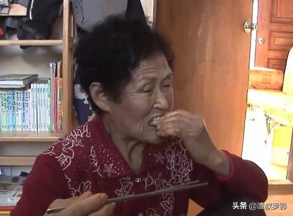 韓國大媽吃洗潔精上癮30年未斷，上廁所都冒泡，醫生卻說身體健康