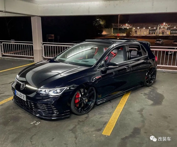 用一身競技改件來玩姿態的8代高爾夫GTI，這操作你們看得懂嗎？