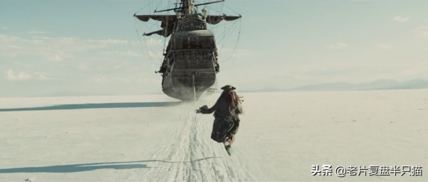 用&OpenCurlyDoubleQuote;人物傳記&rdquo;的方式開啟《加勒比海盜》，電影終於看明白了