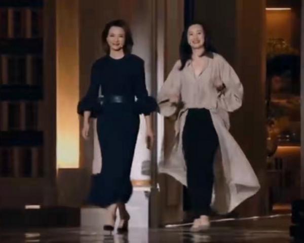 董卿詠梅世紀同框！詠梅混穿襯衫裙笑容溫柔，走董卿身邊氣場不輸