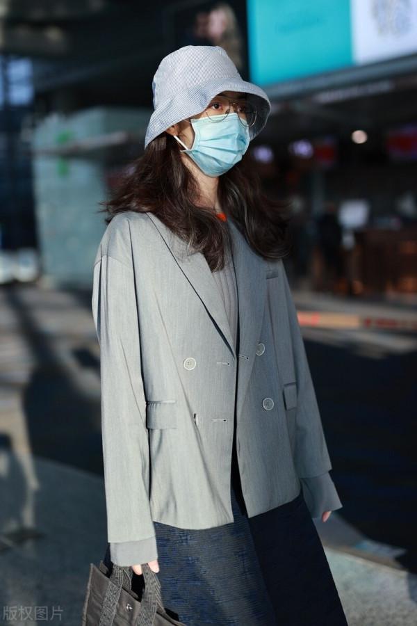 韓雪穿灰色西裝搭配闊腿褲,手提托特包寬鬆舒適 韓雪穿灰色西裝搭配闊腿褲,手提托特包寬鬆舒適