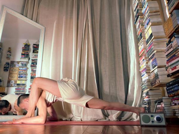 伸展蜥蜴尾弓步式Uttana Pristhasana