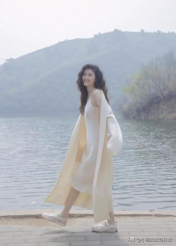 把你的衛衣收起來吧!今年流行穿“奶奶衫”,百搭顯瘦還特時髦 把你的衛衣收起來吧!今年流行穿“奶奶衫”,百搭顯瘦還特時髦