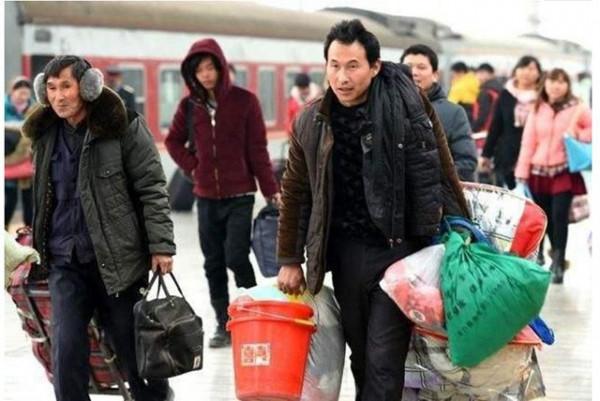 溫鐵軍：農村現在很多年輕人外出打工，未來田地誰來種？