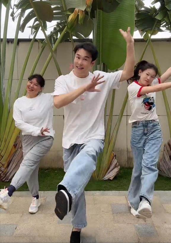 小瀋陽一家過年，他穿布鞋超樸素妻子好隆重，15歲女兒腿長超過爸