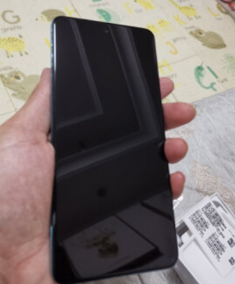 年輕學生入手vivot1，看中了這款手機的護眼LCD螢幕，用著很流暢