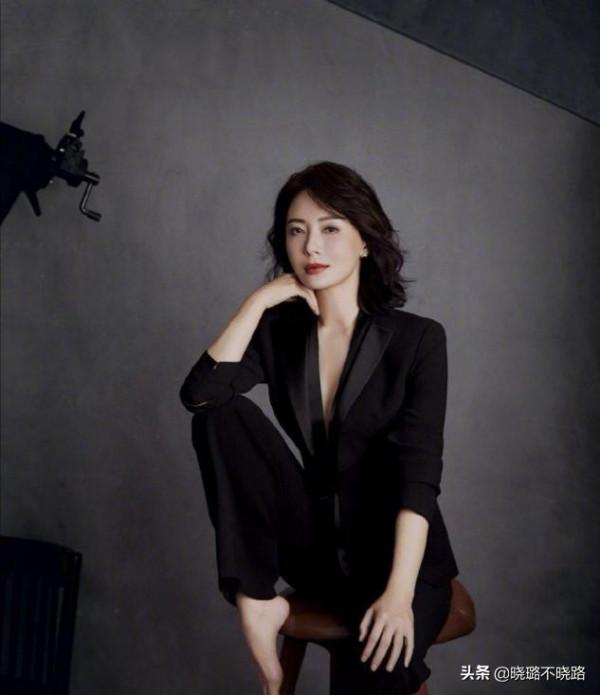 真正見過世面的女人，穿西裝外套不會配小黑褲，看陳數就知道了