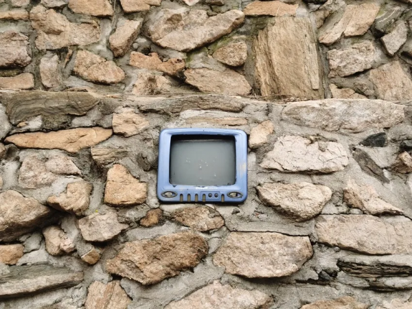 自我放逐27年,于振立在大黑山為自己造了座“墳墓”| 藝術栗子 自我放逐27年,于振立在大黑山為自己造了座“墳墓”| 藝術栗子