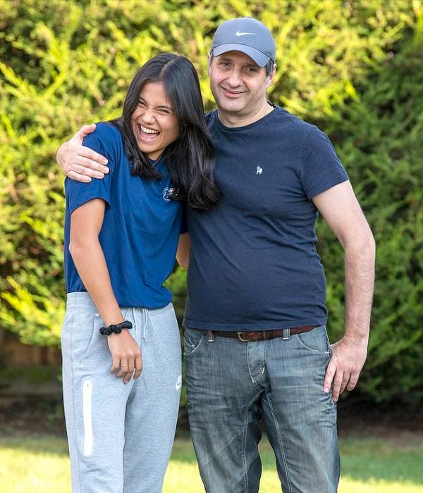 18歲華裔網球少女成紅毯寵兒！一身水鑽白裙亮相時裝週，笑容超甜