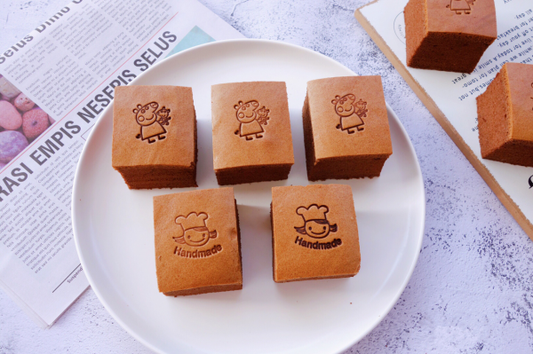 「巧克力古早味蛋糕」的做法+配方，細膩可口，甜而不膩