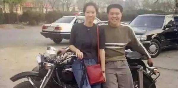 北京窮小子變富豪後，買10套房，卻變賣家產開飛機、開帆船旅遊