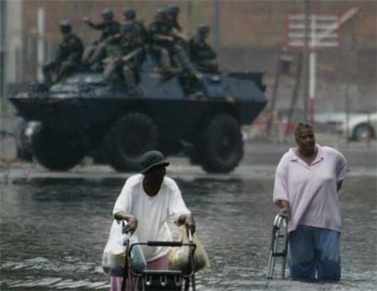 中國軍隊救災怎麼不佩戴武器，外國網友的問題我們應該怎麼回答？