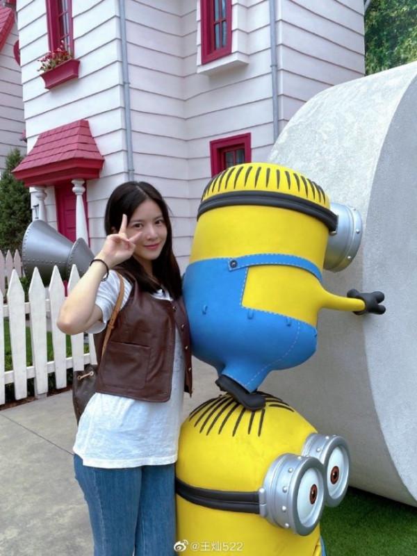 王燦曬全家福慶中秋,杜淳懷抱5個月大女兒,一臉慈父笑好幸福 王燦曬全家福慶中秋,杜淳懷抱5個月大女兒,一臉慈父笑好幸福