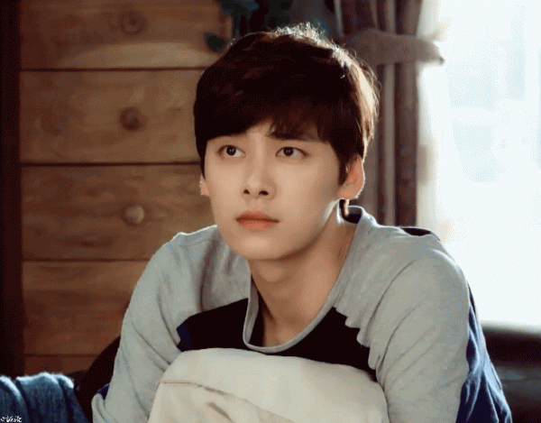 李易峰這些年拍戲的一個習慣表情，《鏡雙城》就是圓潤了啊